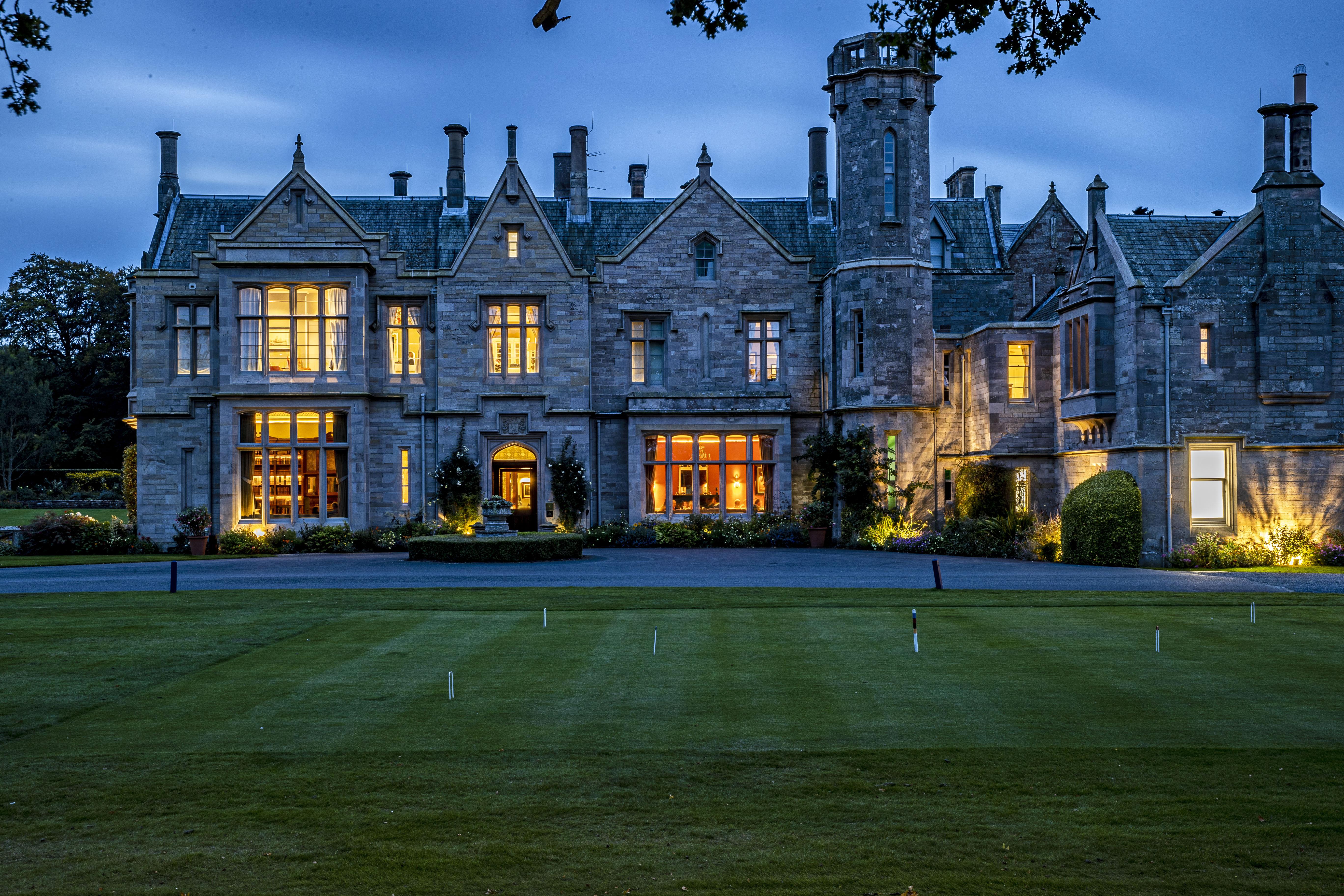 Schloss Roxburghe, Part Of Destination By Hyatt Eksteriør billede The main house at night