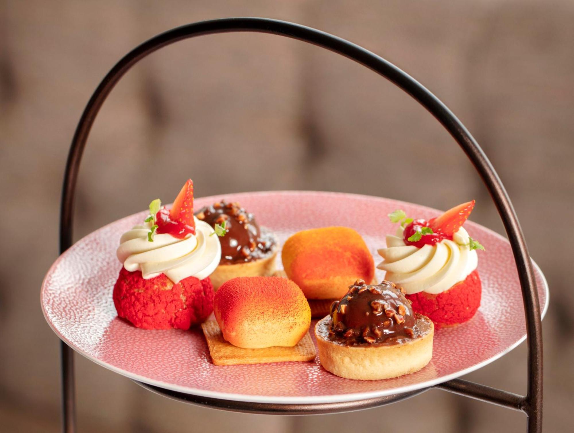 Schloss Roxburghe, Part Of Destination By Hyatt Eksteriør billede A selection of petits fours