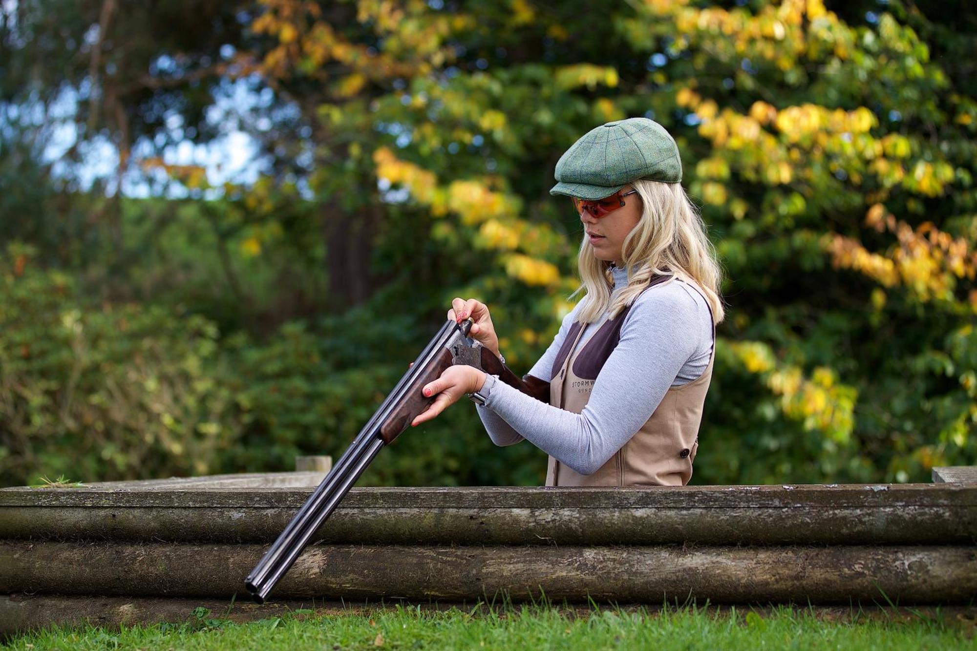 Schloss Roxburghe, Part Of Destination By Hyatt Eksteriør billede A woman wearing a shooting vest
