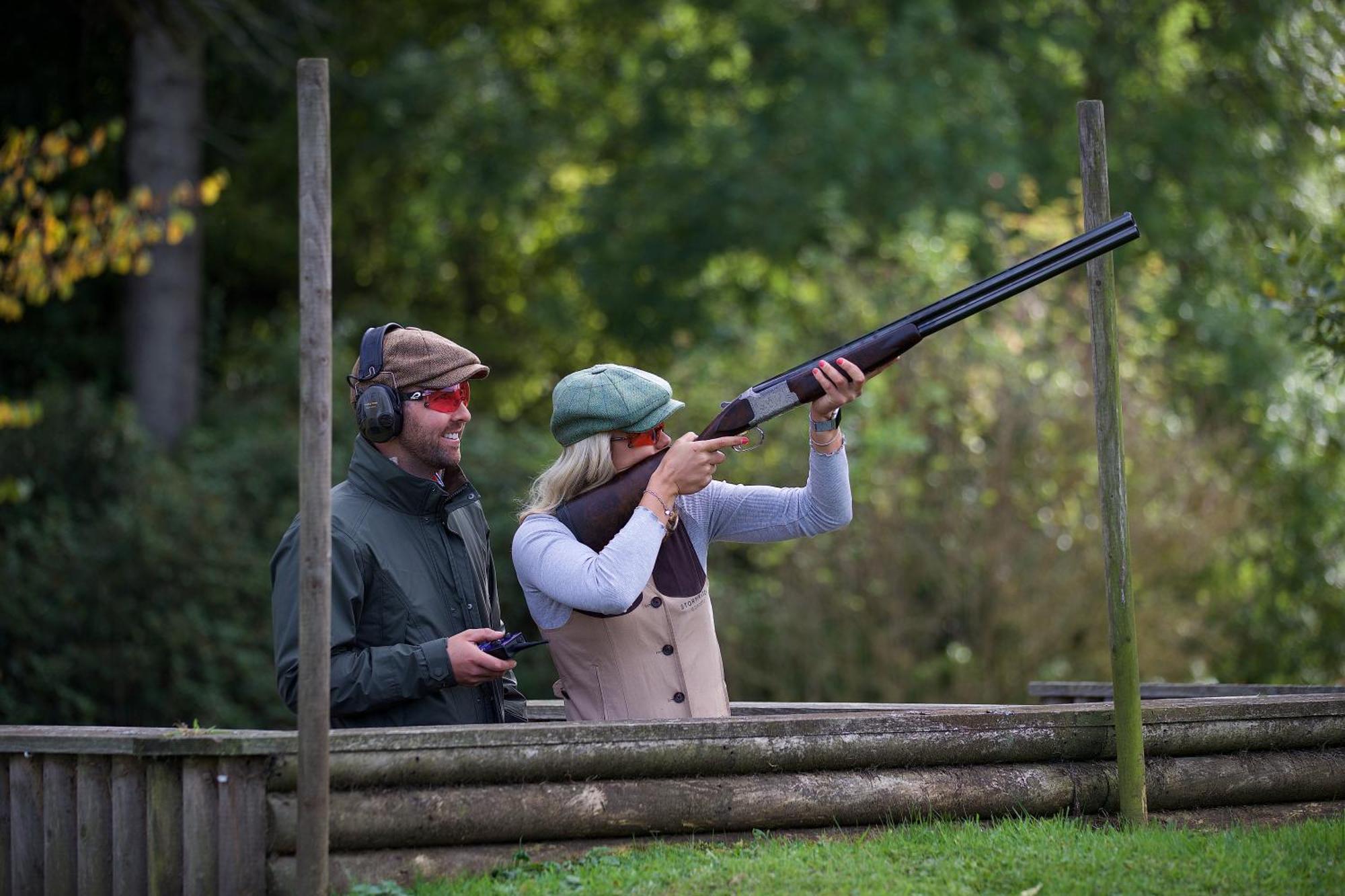 Schloss Roxburghe, Part Of Destination By Hyatt Eksteriør billede A woman shooting with a shotgun