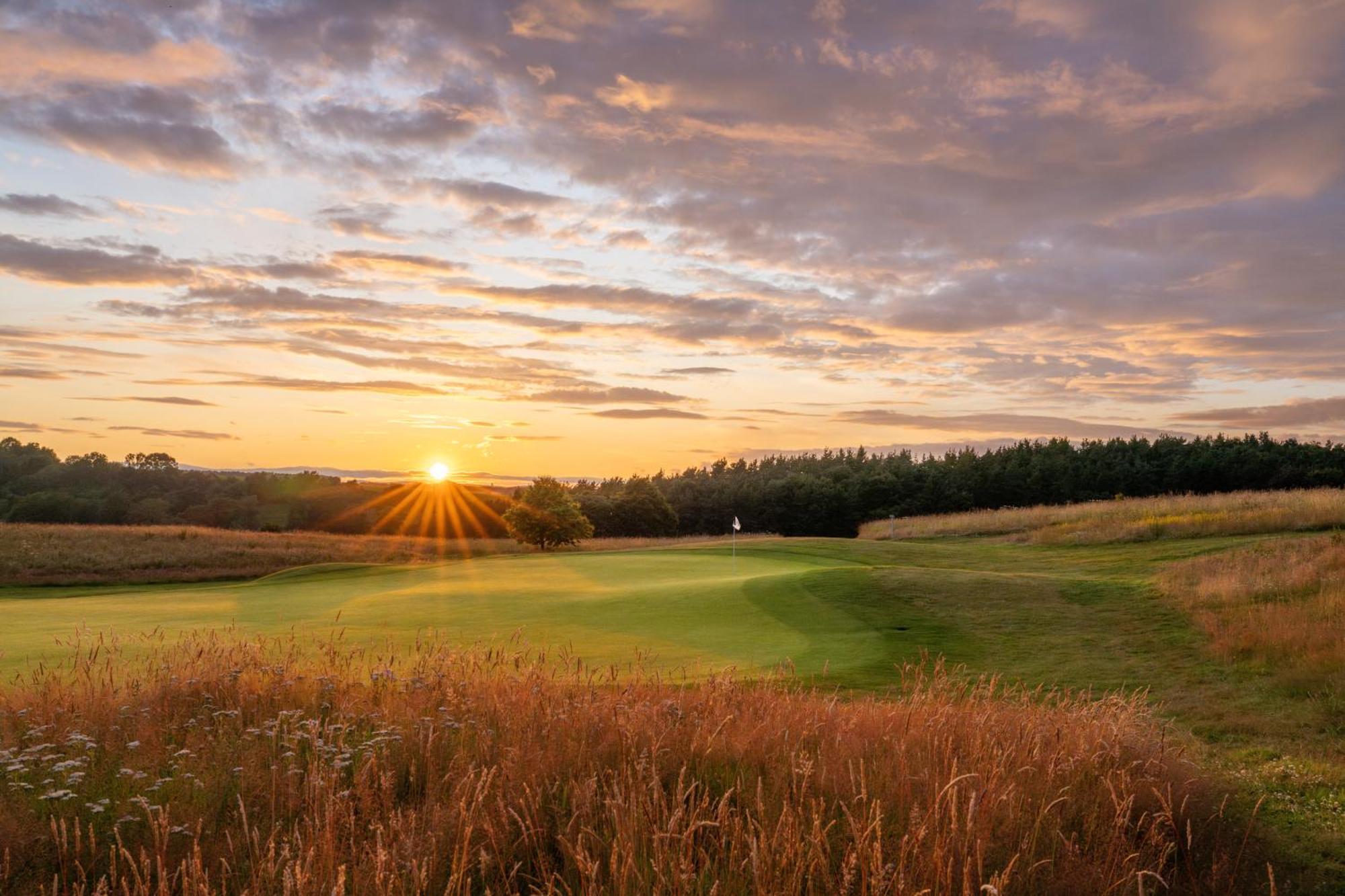 Schloss Roxburghe, Part Of Destination By Hyatt Eksteriør billede Sunset over the fields of the town