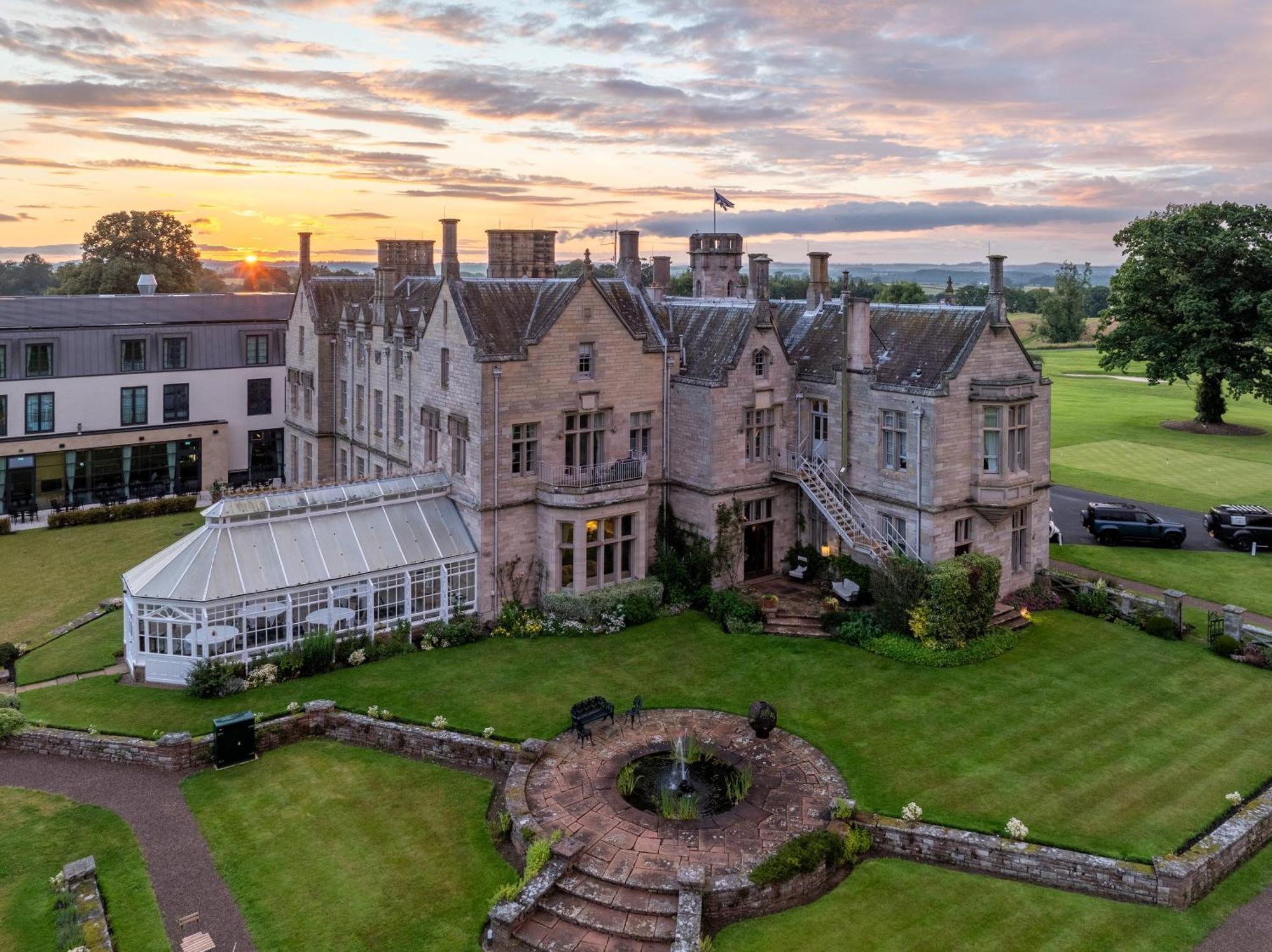 Schloss Roxburghe, Part Of Destination By Hyatt Eksteriør billede The hotel at sunset