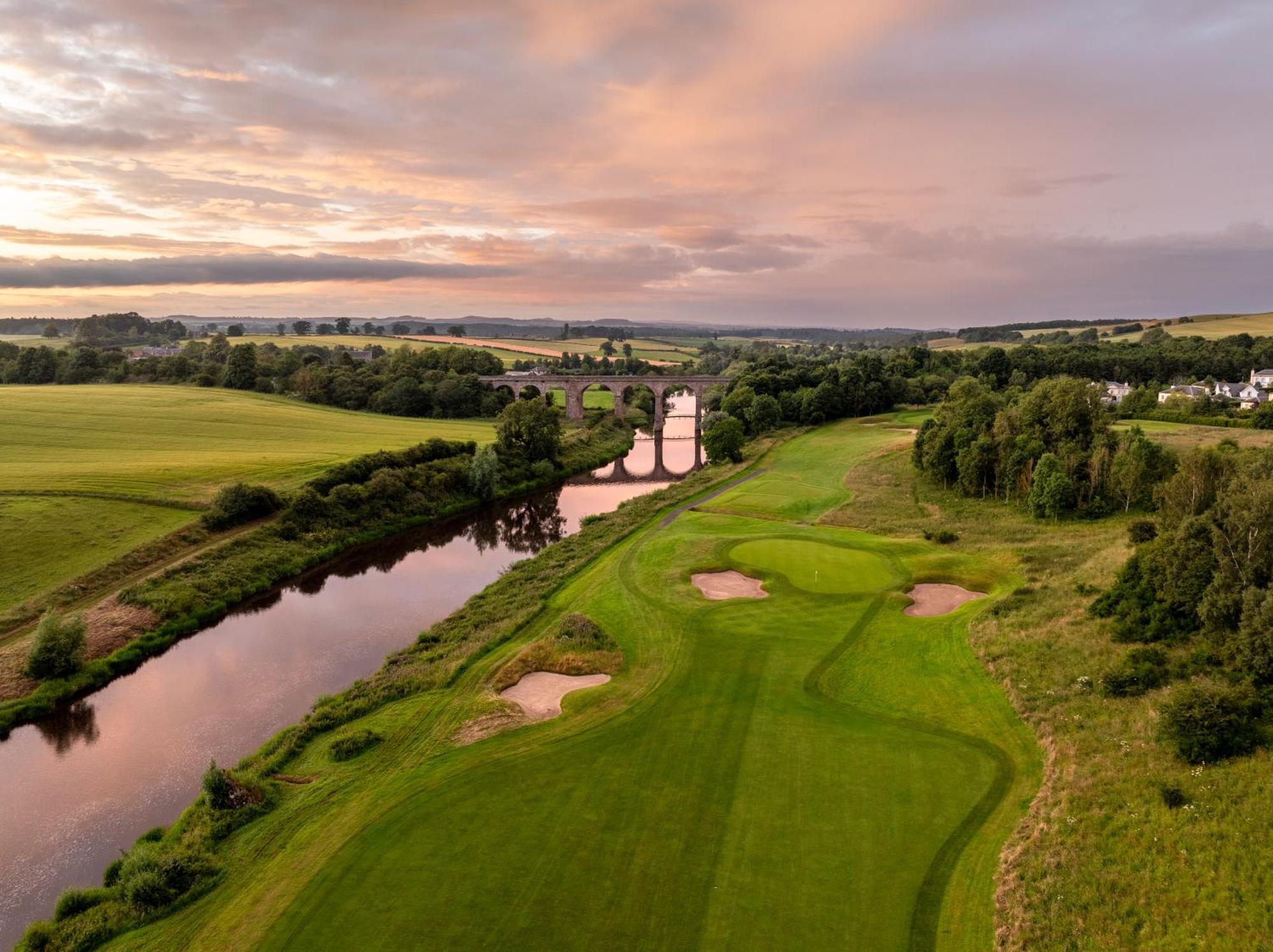 Schloss Roxburghe, Part Of Destination By Hyatt Eksteriør billede The 17th hole at the Old Head Golf Links
