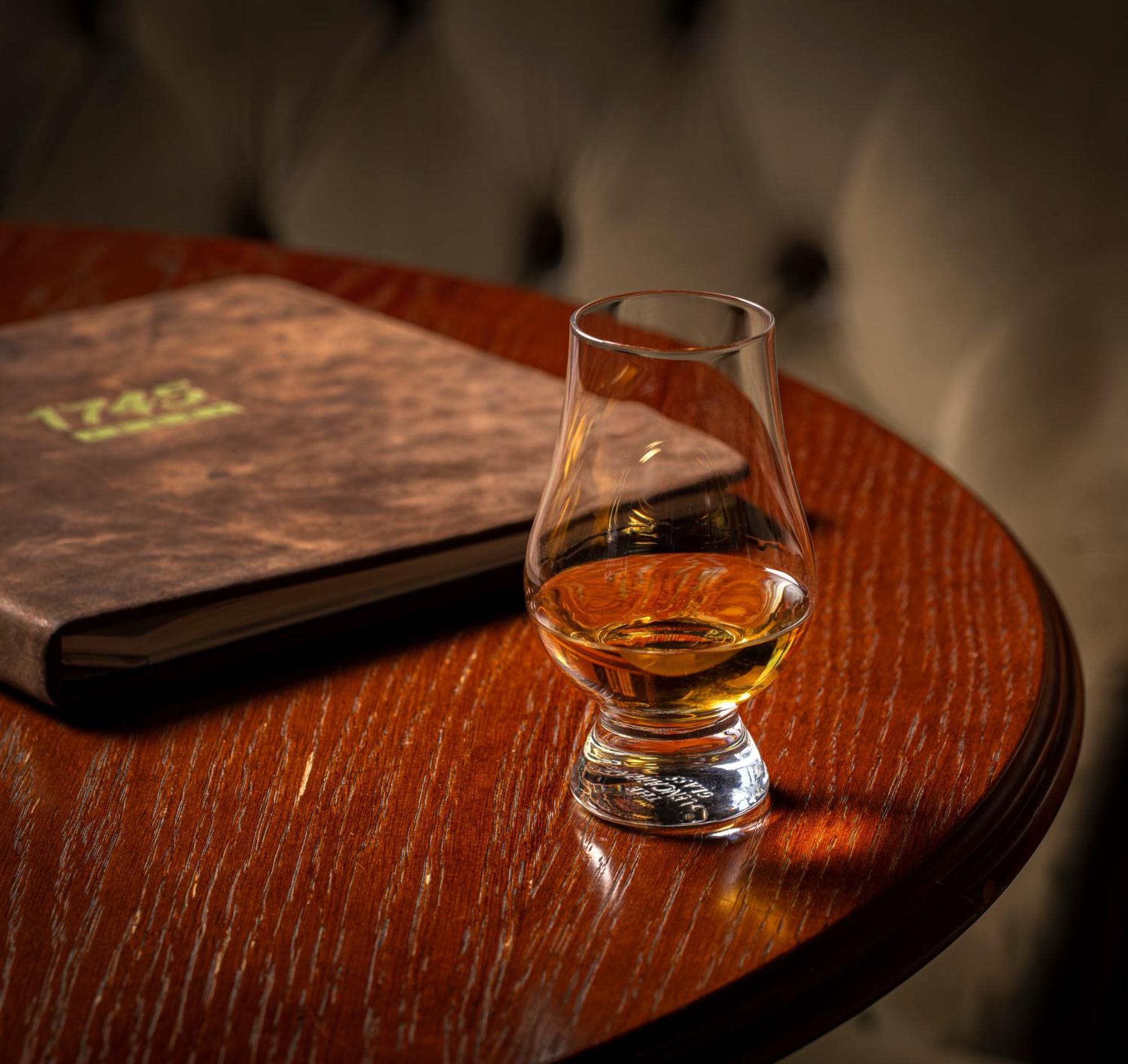 Schloss Roxburghe, Part Of Destination By Hyatt Eksteriør billede A dram of single malt Scotch whisky