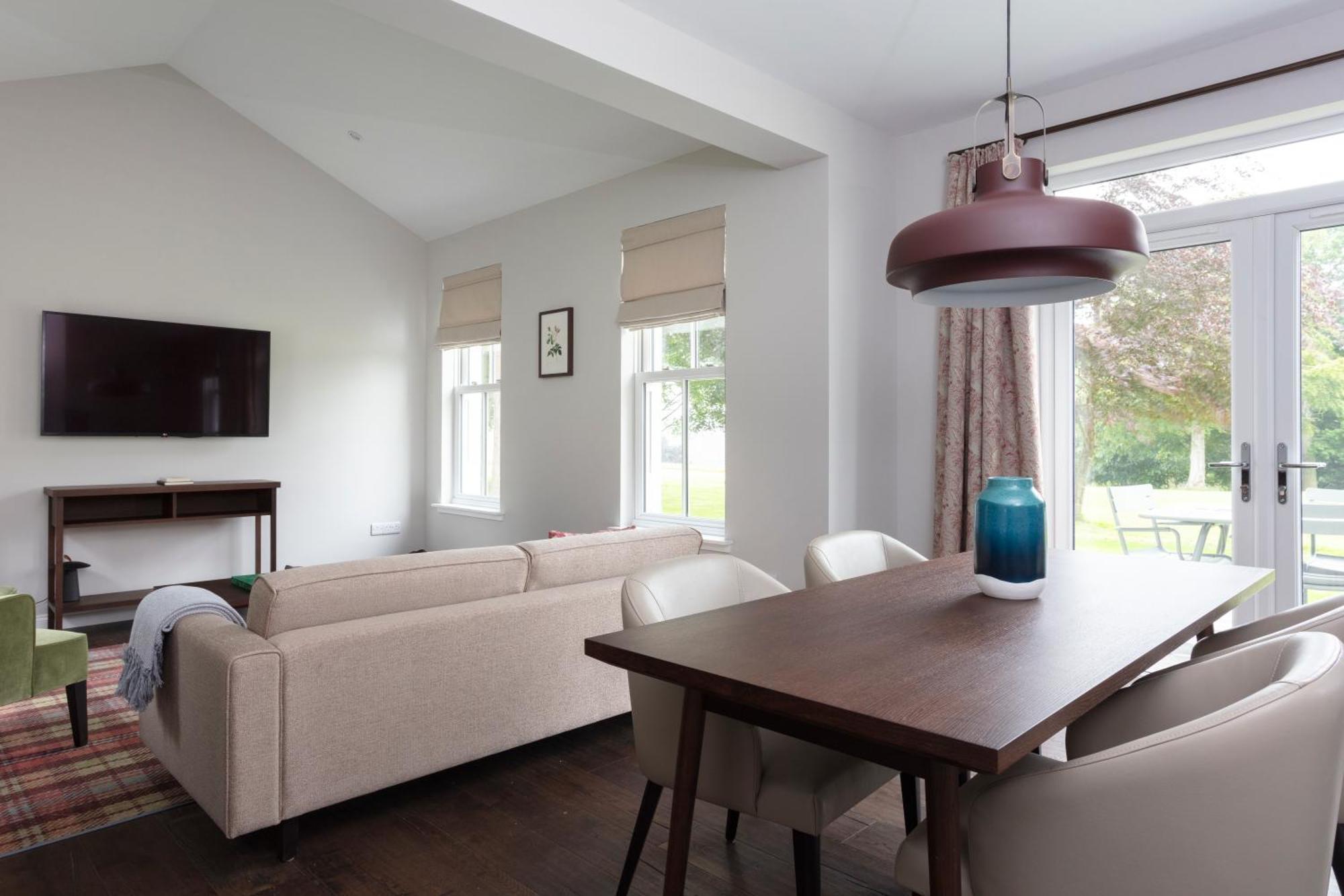 Schloss Roxburghe, Part Of Destination By Hyatt Eksteriør billede A living room with a sofa and a table