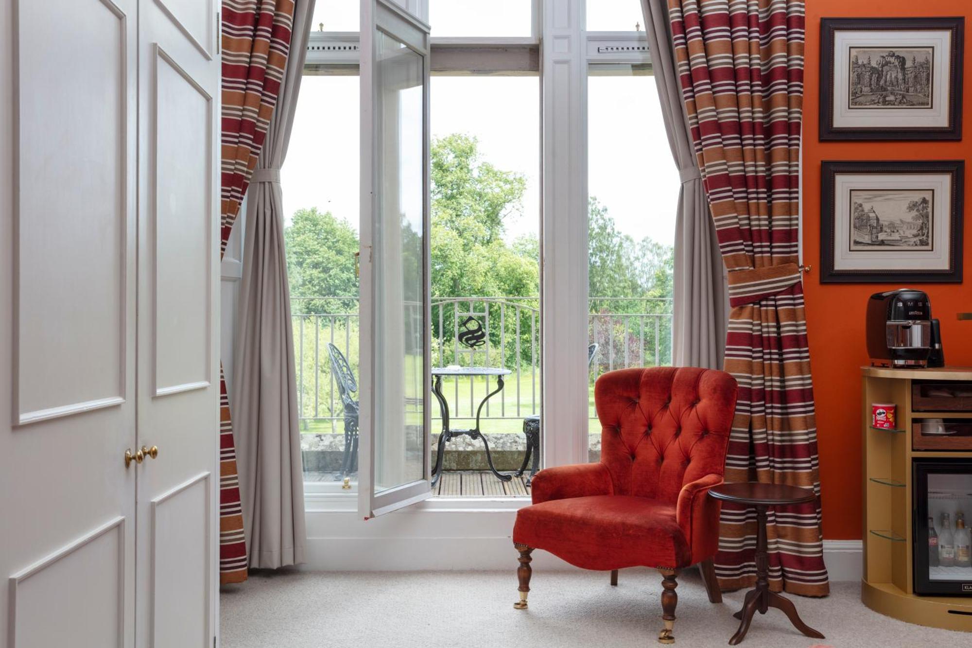 Schloss Roxburghe, Part Of Destination By Hyatt Eksteriør billede A window with a window seat